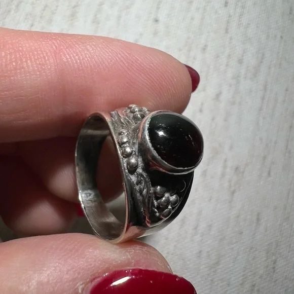 Vintage Sterling silver and garnet wide dome ring - Picture 4 of 15